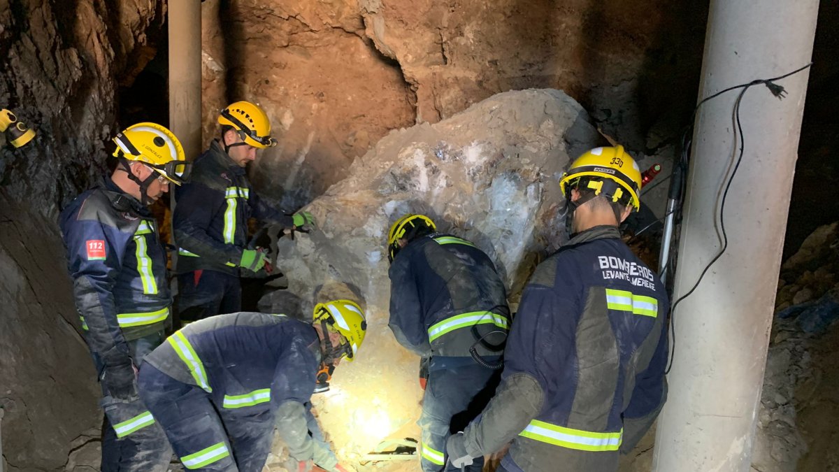 Bomberos del Levante interviniendo tras el suceso.
