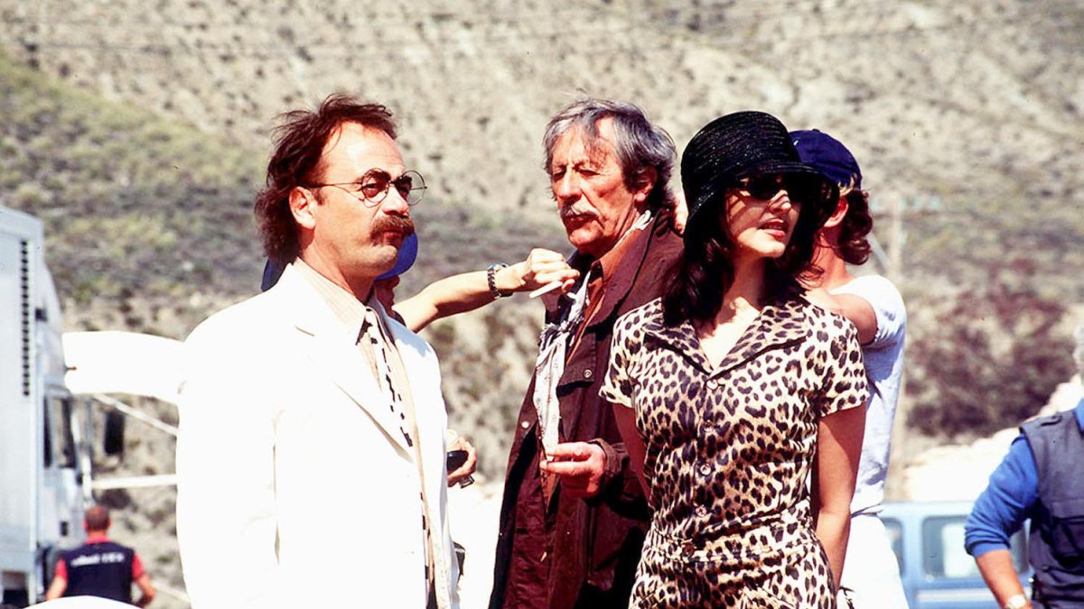 María de Medeiros, junto a Maurizio Nichetti y Jean Rochefort en Almería durante el rodaje de Honoluly Baby (M. Nichetti, 2001).
