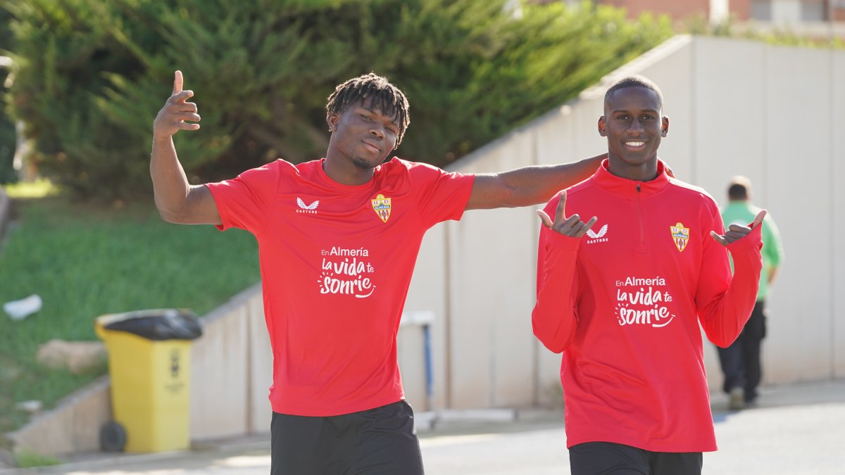El Bilal Touré y Houboulang Mendes felices en el Almería durante el parón mundialista.