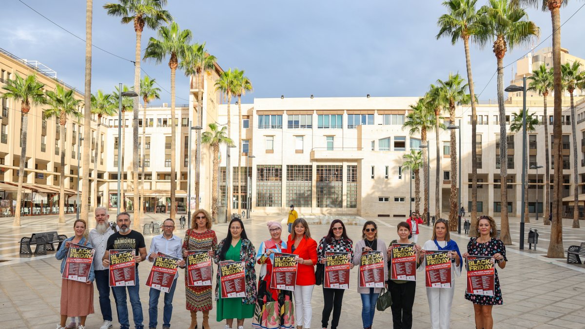 La edil de Comercio, Luisa Barranco, con responsables de algunos de los establecimientos participantes.