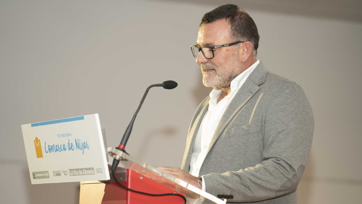 Francisco Devés, presidente, recoge el galardón.