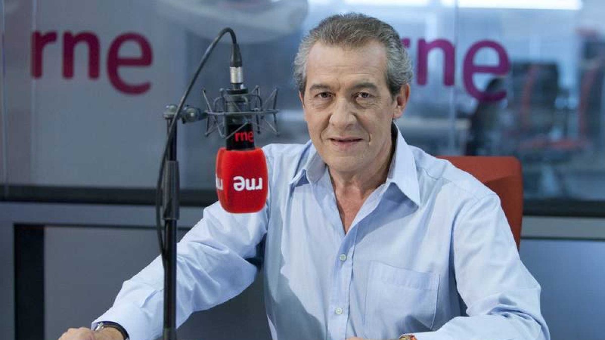 Abad dirigió y presentó Radiogaceta de los deportes, el programa deportivo más veterano de la radio española.
