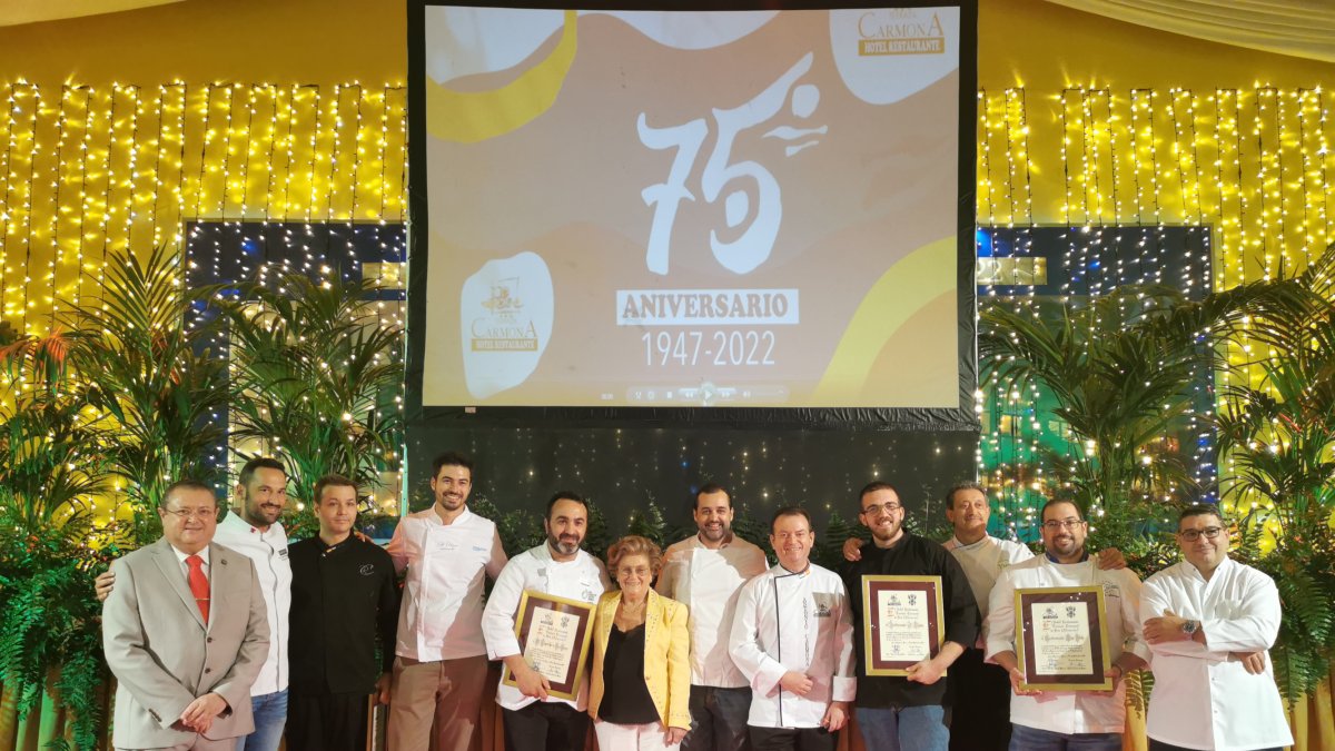 Entrega del obsequio a los restaurantes participantes en estas jornadas.