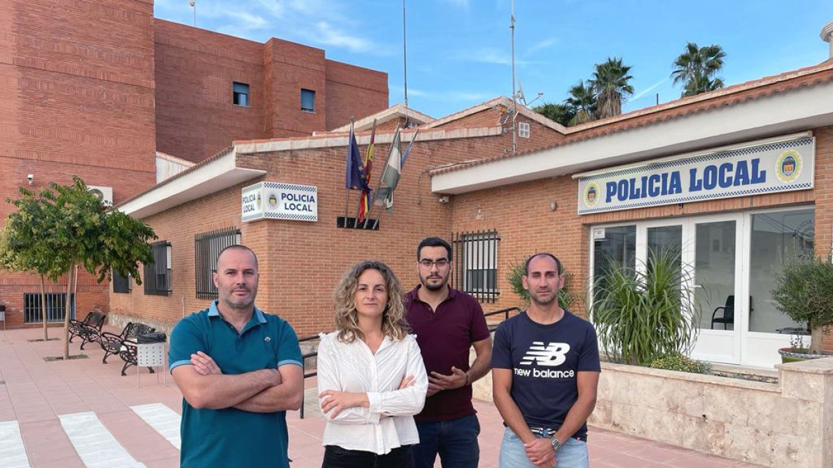 Dirigentes socialistas de Albox junto al cuartel de la Policía Local.