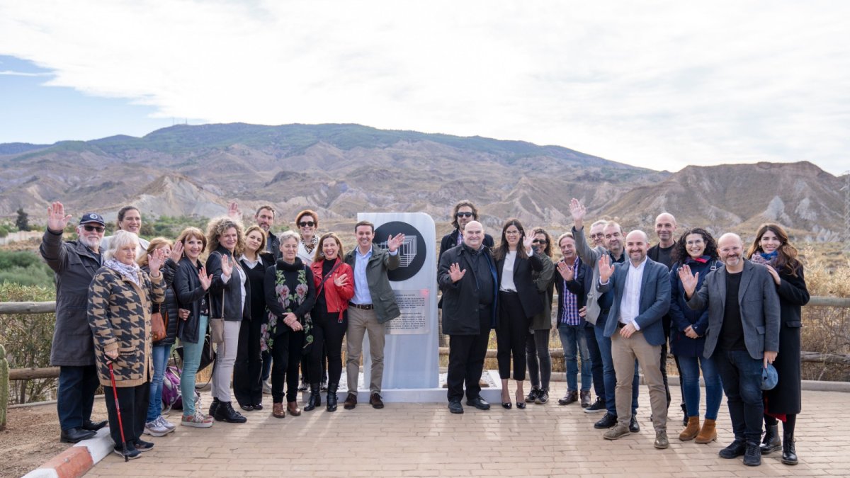 Foto de familia tras la inauguración del monolito que marca el Desierto de Tabernas como tesoro cinematográfico.
