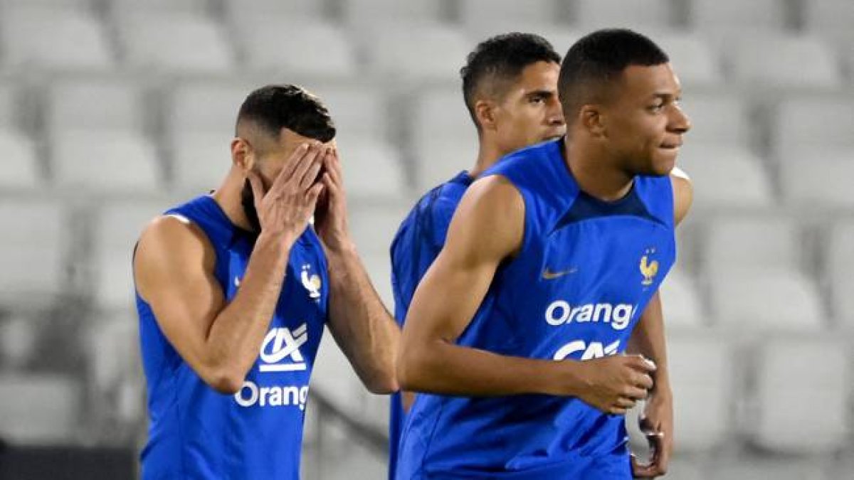 Benzema se tapa la cara en el entrenamiento.