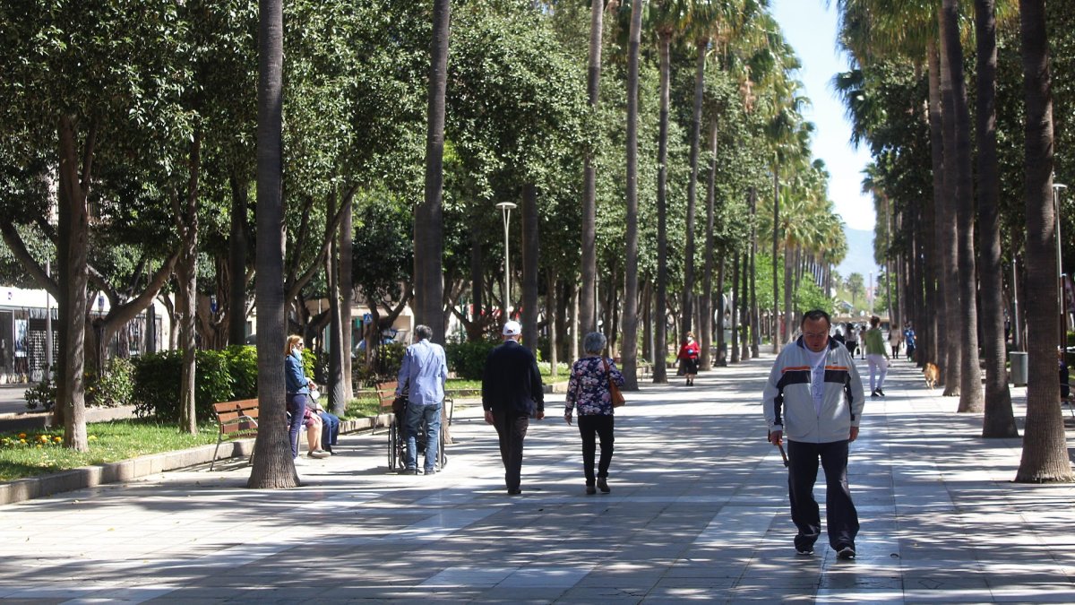 Almerienses en la Rambla Federico García Lorca de la capital.
