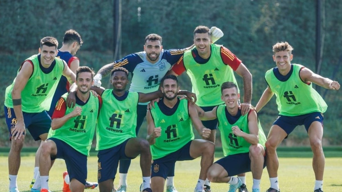 Morata, primero por la izquierda, después del entrenamiento.