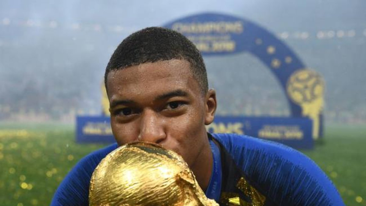 Mbappé posa con la Copa del Mundo.