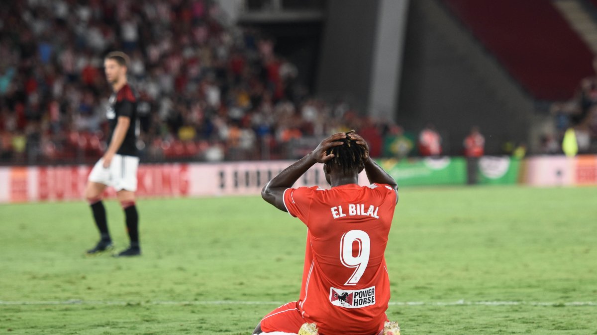 Touré se lamenta en el Almería-Osasuna.