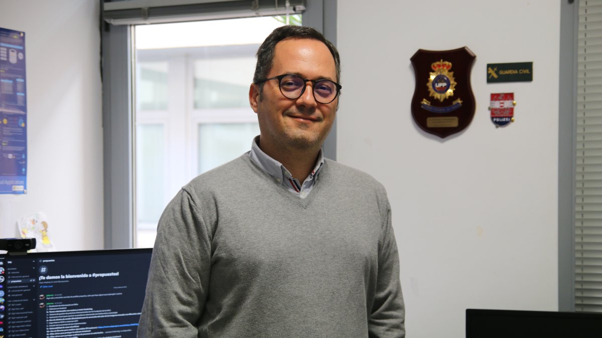 José Antonio Álvarez Bermejo, en su oficina de la Universidad de Almería