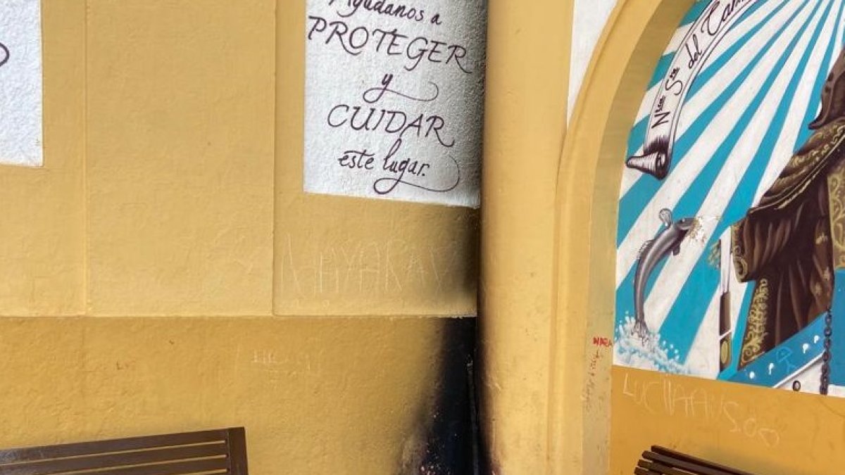 Restos de una hoguera en una de las paredes de la iglesia de San Roque.