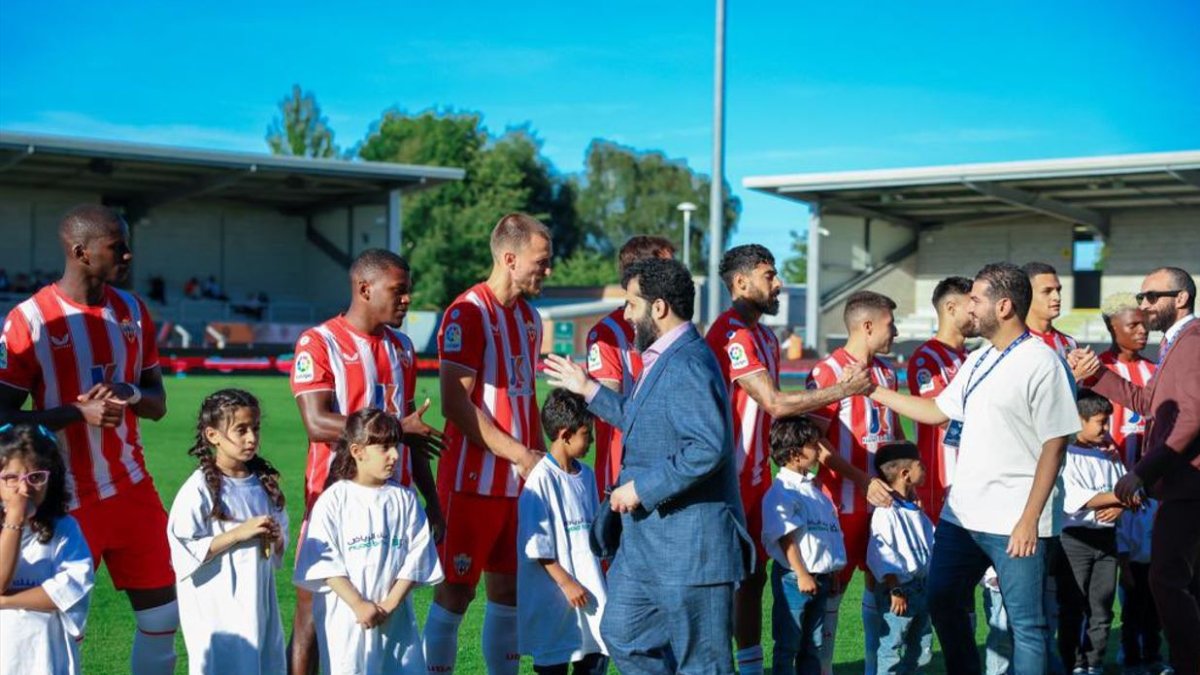 Turki saludando a sus jugadores antes de un amistoso en Inglaterra.