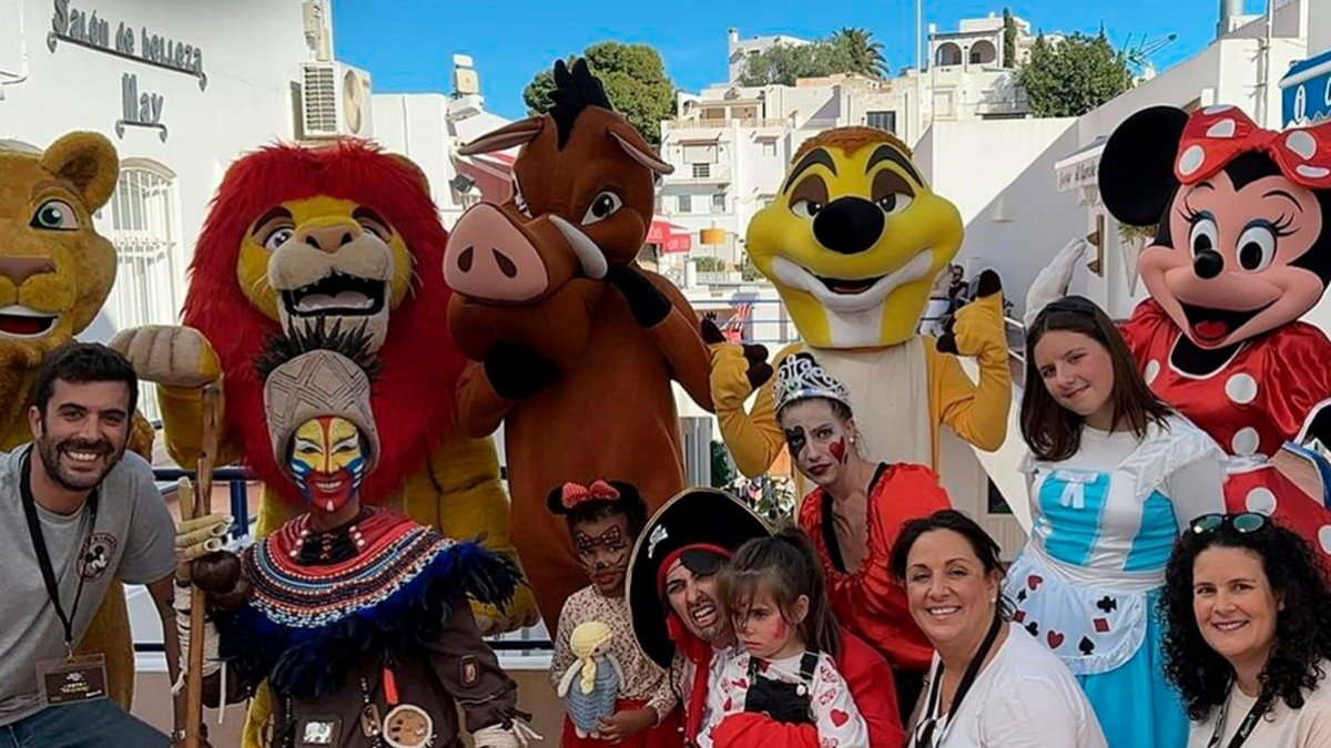 Los mojaqueros disfrutan de un espectacular día de fiesta de disfraces, de magia Disney y paella popular.