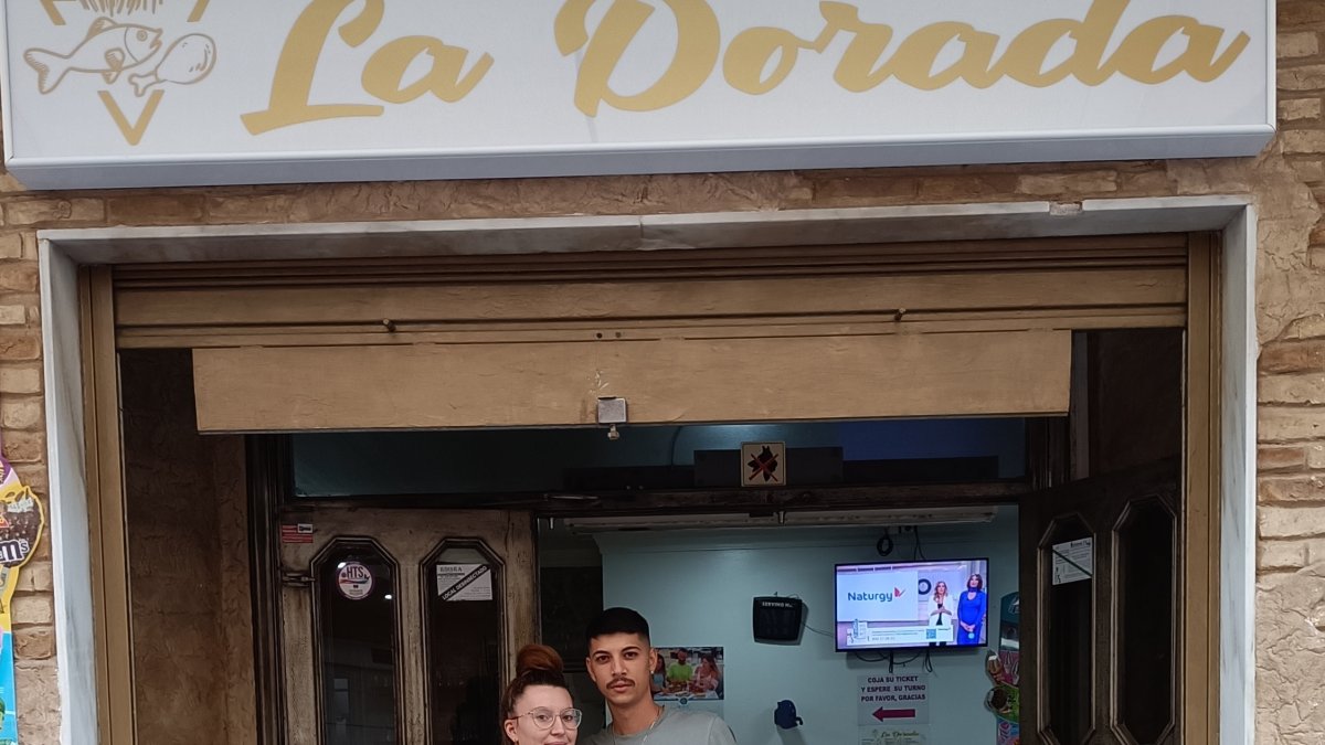 Francisco y Bea en la puerta de su negocio.