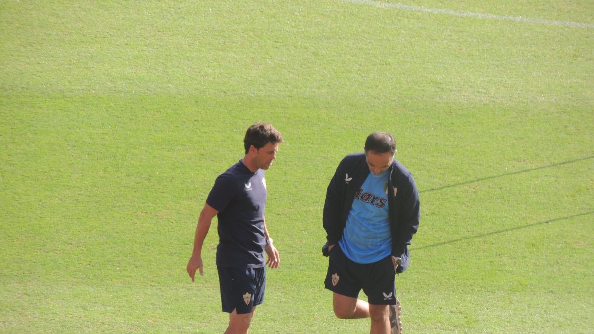 Rubi charlando en la hierba con el director deportivo del Almería.