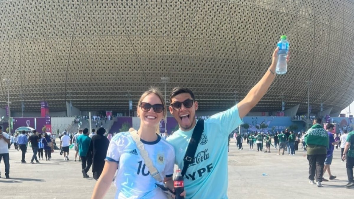 Lucas Robertone y su pareja en el Estadio de Lusail para ver el Argentina-Arabia Saudí.