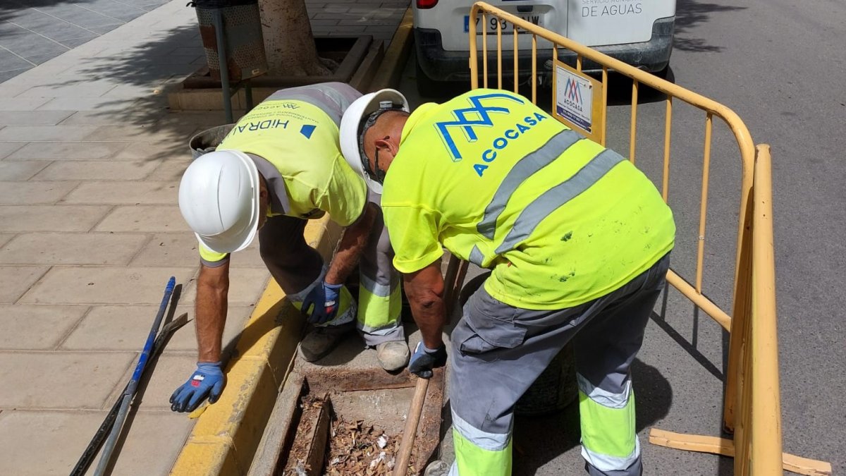 Trabajadores realizando la limpieza de imbornales en Adra.