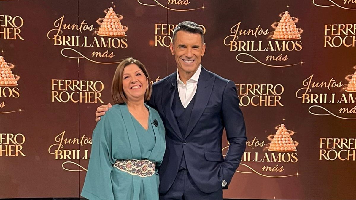 La alcaldesa de Mojácar con Jesús Vázquez presentador de la iluminación de Ferrero Rocher.