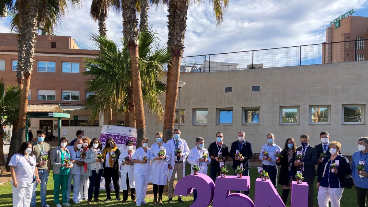 Trabajadores de Clece Almería sumados al 25N en el Hospital de Poniente.