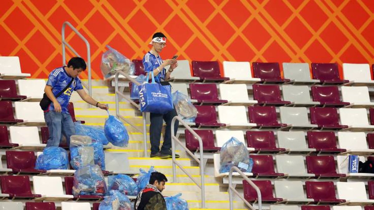 La imagen de los aficionados de Japón limpiando las gradas.