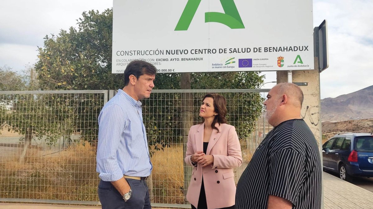 Salvador y Damían hablan con un vecino de Benahadux en el lugar donde se construirá el centro de salud.