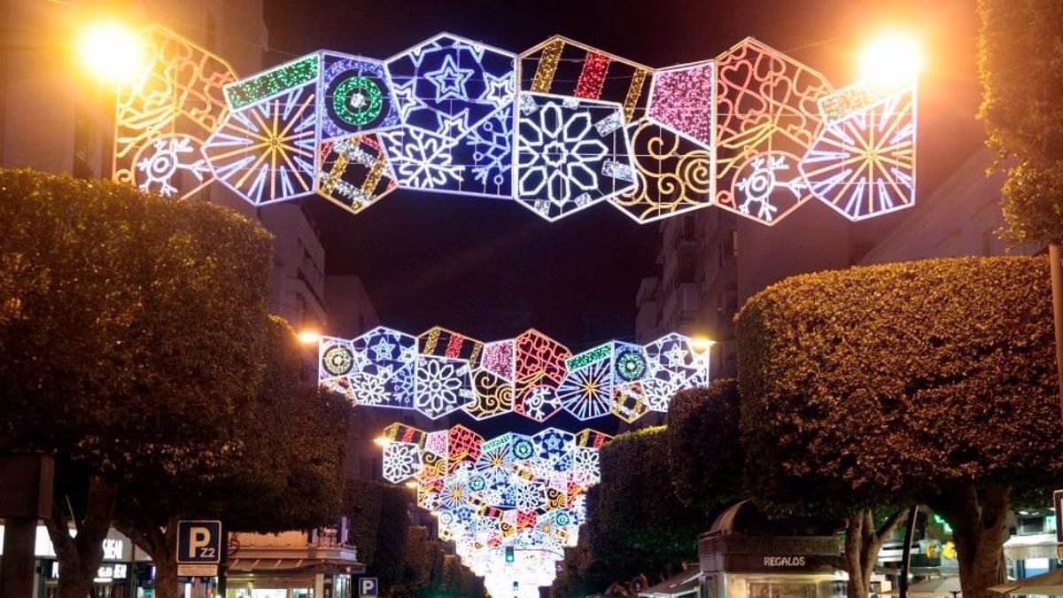 Luces de la Navidad pasada brillando en el Paseo de Almería.