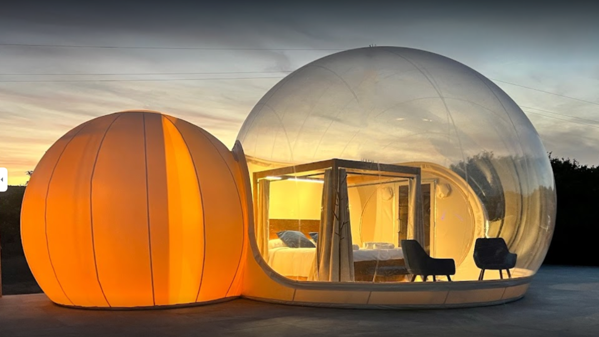 Está situado en un entorno natural de olivos y naranjos de Rioja.