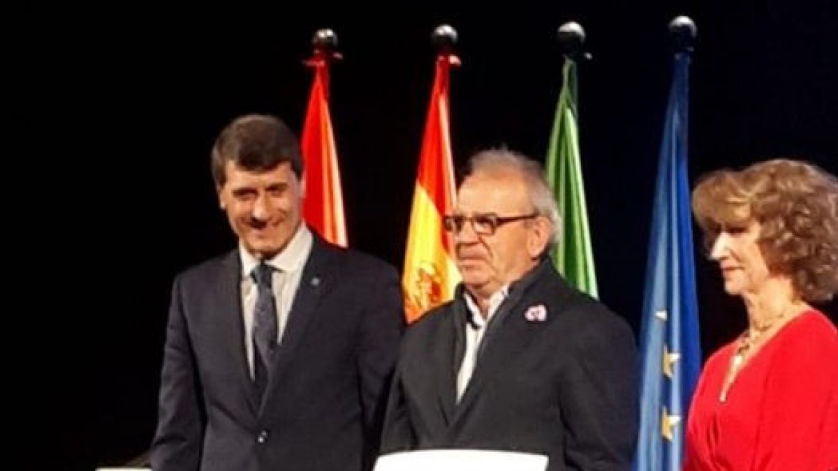 Bonilla recibe el galardón de manos de Fernández.