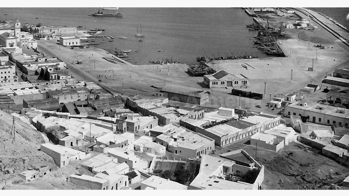 Vista del puerto pesquero y del barrio que lo coronaba en el cerro con la calle de Cara y la Cuesta del Muelle como vías principales.