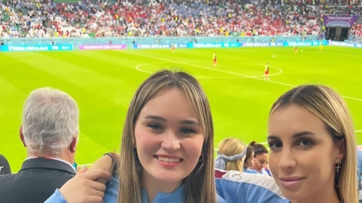 Lorena (derecha) con la camiseta de Uruguay.