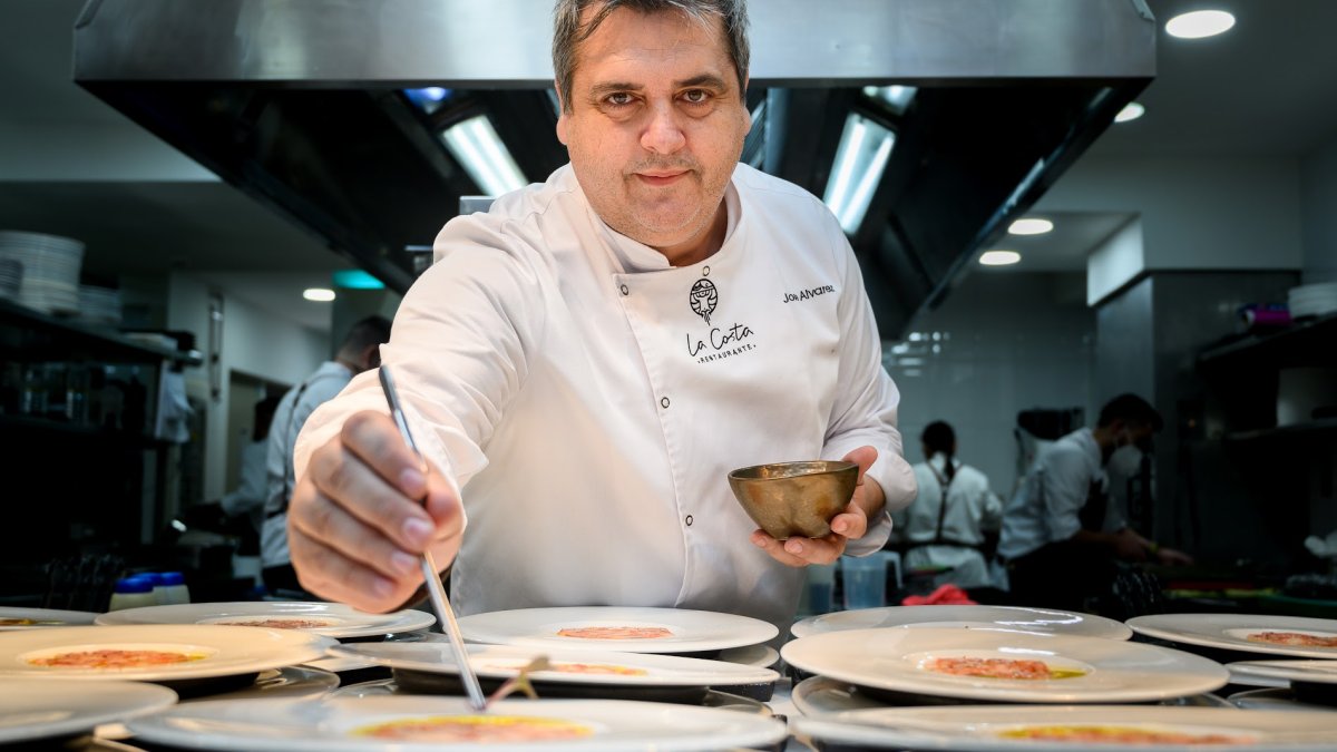 José Álvarez elaborando uno de sus platos en Restaurante La Costa.