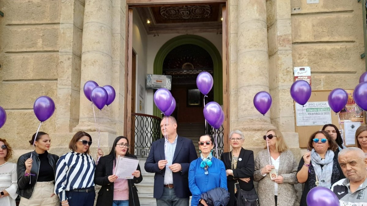 Lectura del manifiesto y suelta de globos morados.
