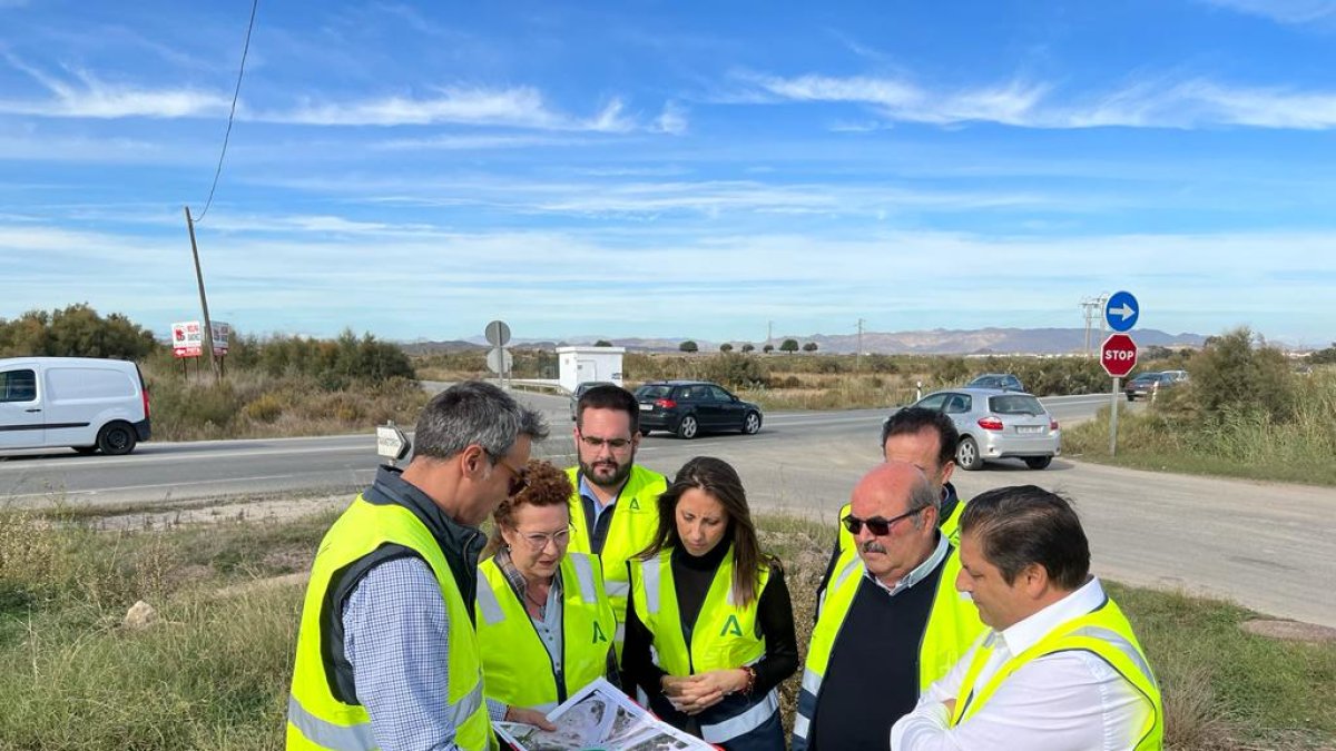 La delegada de Fomento visita el inicio de las obras de Garrucha para la ejecución de una nueva glorieta en la carretera A-370.