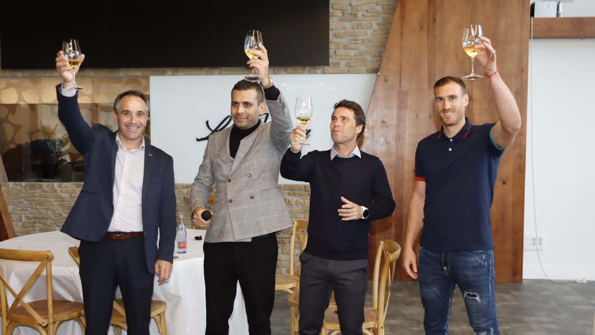 Un brindis con Juanjo Segura, Mostafa Yilmaz, Rubi y Fernando en La Jábega.