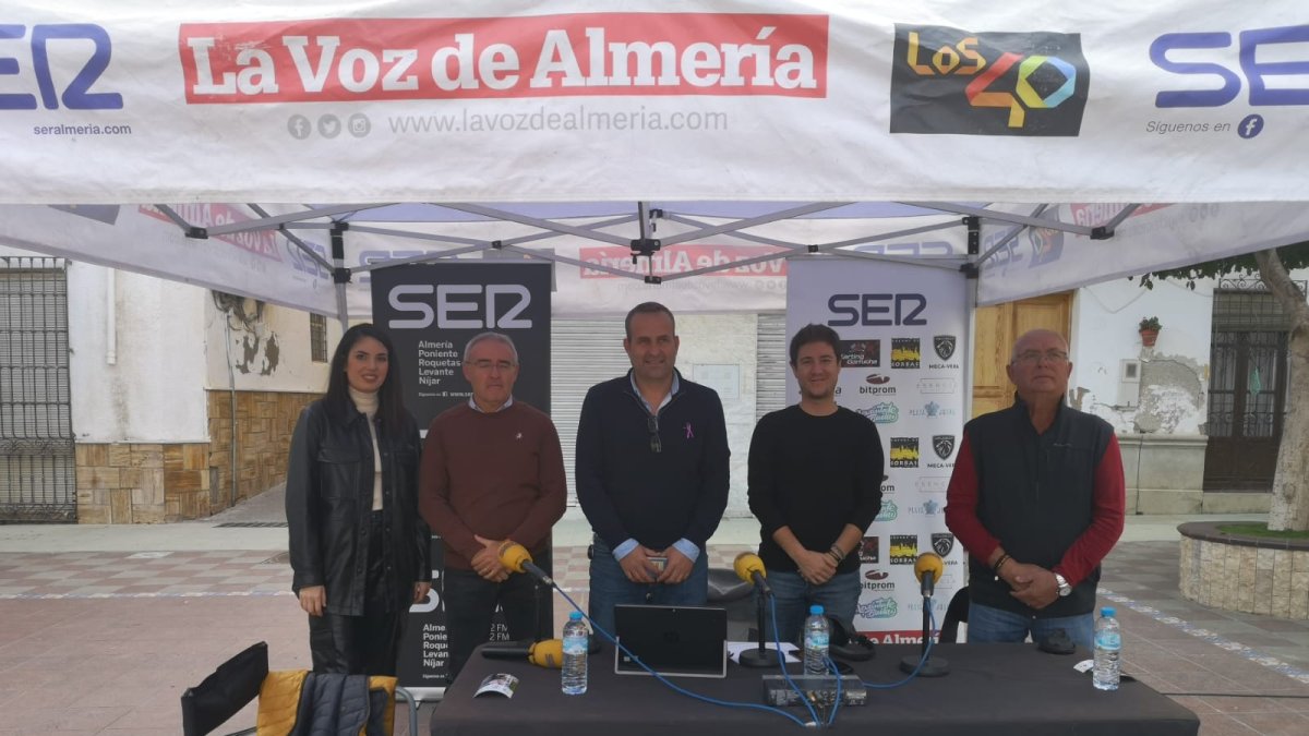 Los empresarios Antonio Sáez (segundo por la izquierda) y Rafael García (primero por la derecha) junto al alcalde de Lubrín, Domingo Ramos (centr