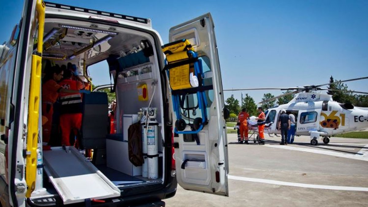 Ambulancia y helicóptero del 061.
