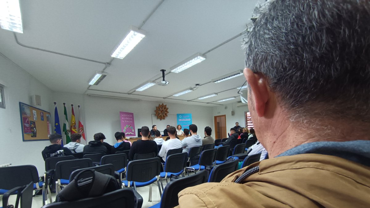 Momento de la charla de R ante los jóvenes del IES Alhamilla