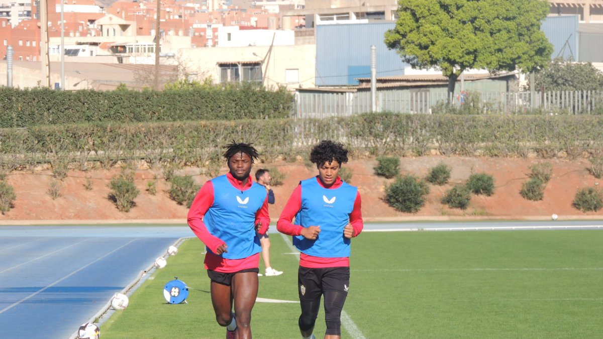 Touré haciendo carrera continua con Rojas.