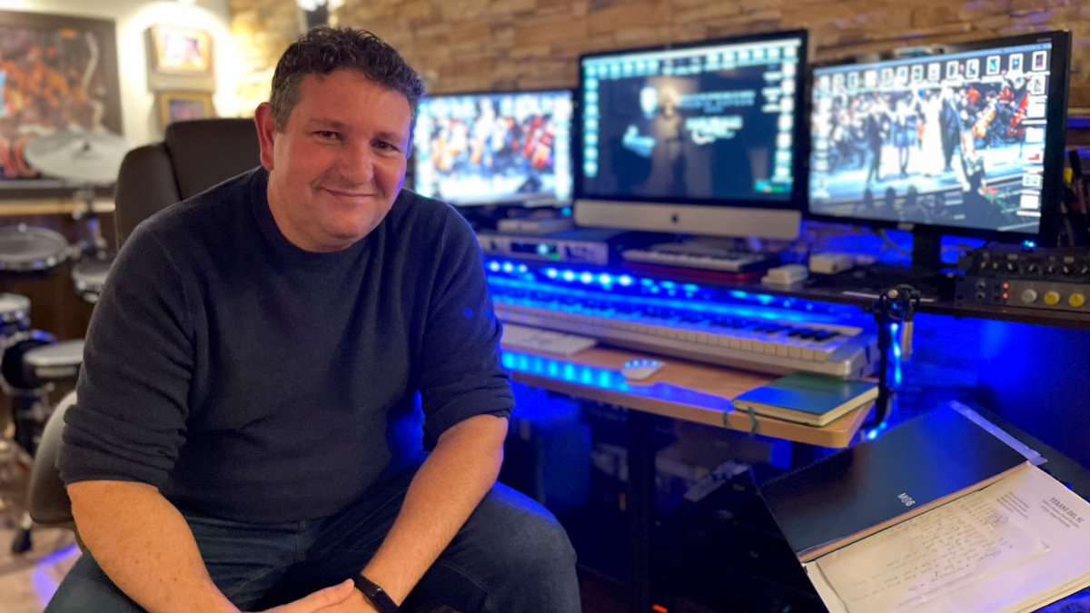 David Miralles, en el estudio de su casa durante la entrevista.