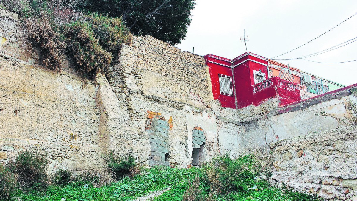 Impresos en los muros de piedra se pueden ver todavía los huecos de los hornos de la antigua calera de la Fuentecica.