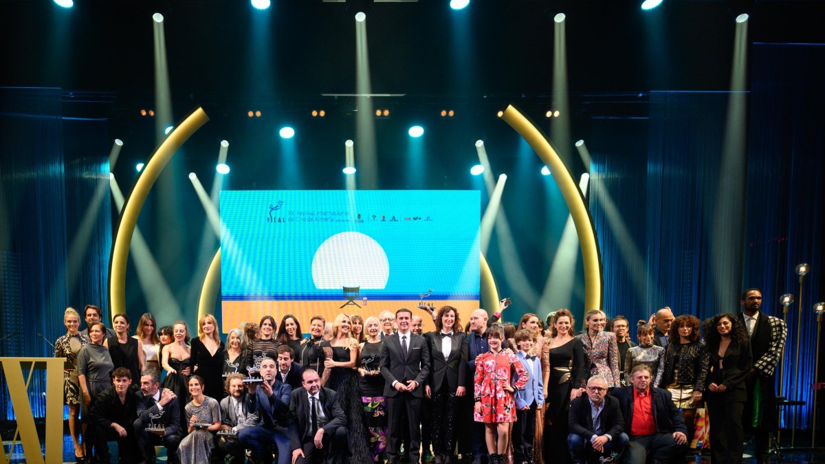 Foto de familia de Maria de Medeiros, premio Almería, Tierra de Cine, con los ganadores de los certámenes Ópera Prima y de Series y autoridades.