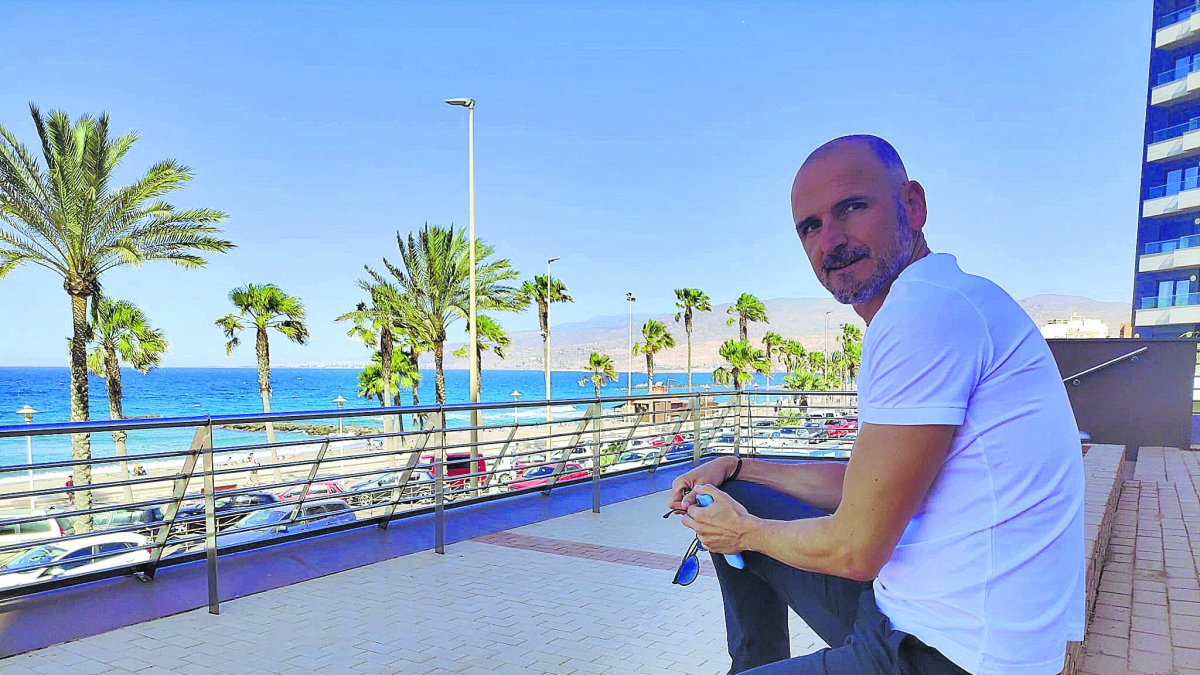 Fernando Soriano con la playa de Almería al fondo.