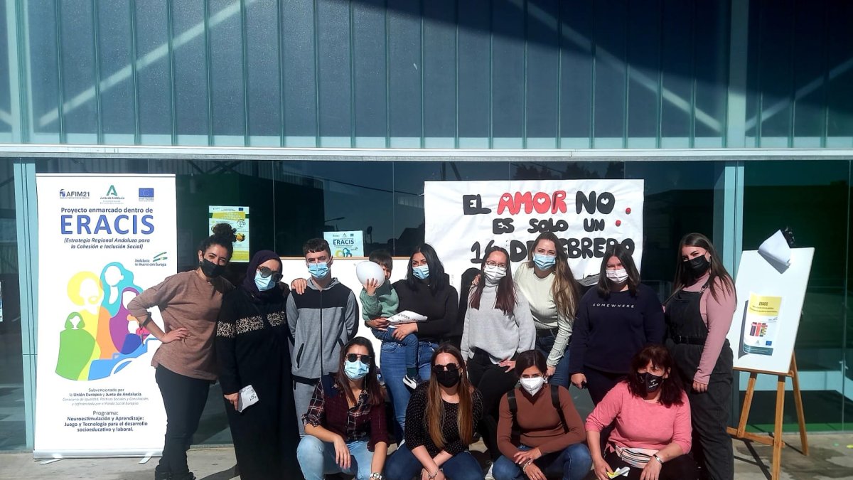 Actividad de AFIM21 con motivo del 8M en el barrio almeriense de Los Almendros.