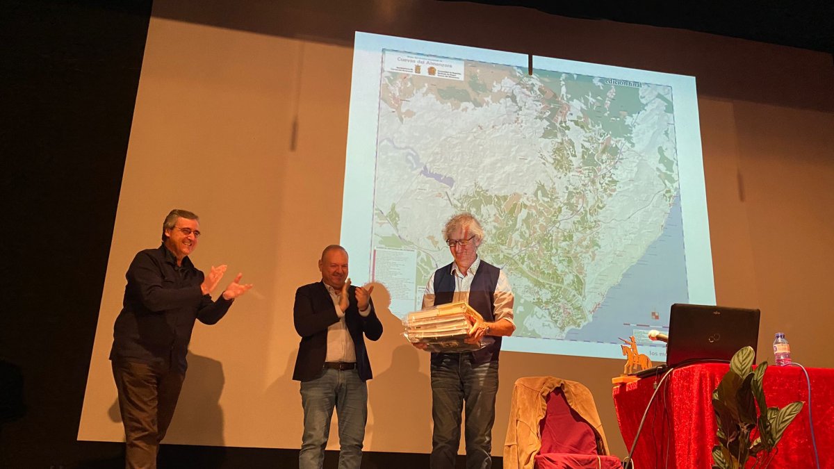 El alcalde y el técnico de cultura entregaron a Rodolfo una recopilación de publicaciones sobre Cuevas del Almanzora y el símbolo cultural del mu