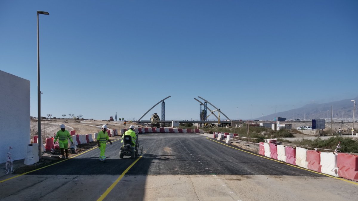Acceso provisional abierto junto a los trabajos en marcha.