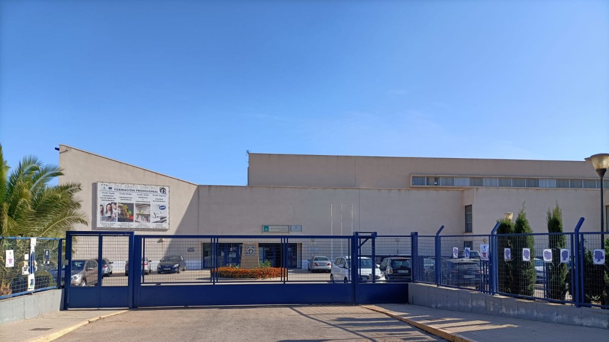 Puerta principal de acceso al IES Santo Domingo en el día del regreso a las clases.