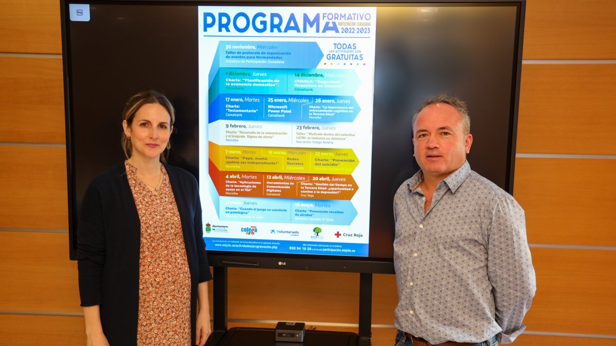 La edil y el responsable del área junto al calendario de acciones formativas.