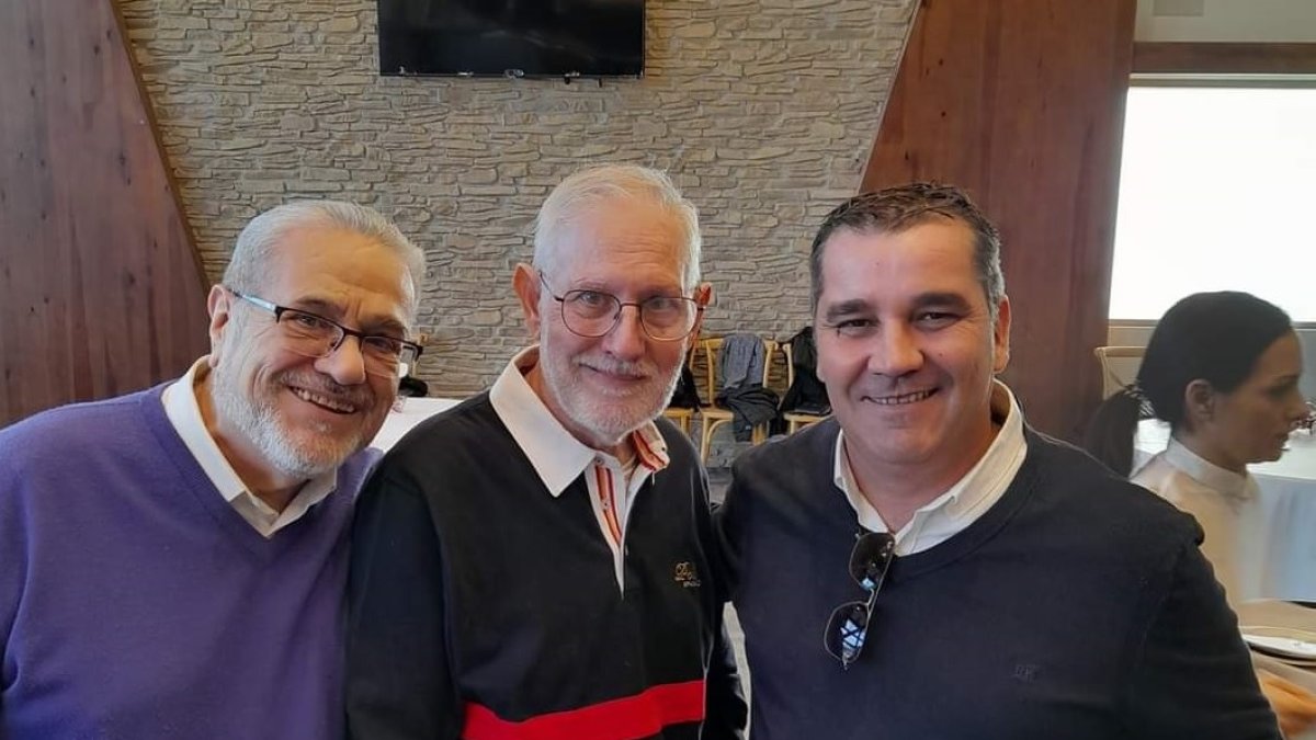 Felipe Ortiz con Pedro Moreno y Jesús Padilla en la comida del Almería el pasado viernes.