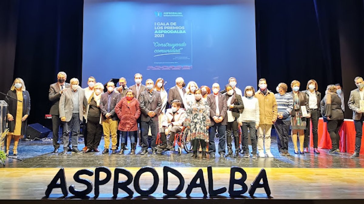 Fotografía de familia de la primera edición de los Premios Asprodalba 2021.